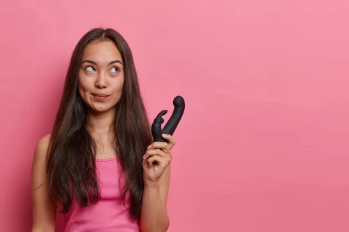 A pesar de los avances en la aceptación de la sexualidad y el reconocimiento de la diversidad en nuestras vidas, aún existen tabúes arraigados en relación a los juguetes sexuales. Estos prejuicios pueden limitar la exploración del placer, la intimidad y la satisfacción sexual. En este artículo, abordaremos tres tabúes comunes en torno a los juguetes sexuales, desmontando mitos y destacando los beneficios que pueden aportar a nuestra vida sexual y bienestar emocional.